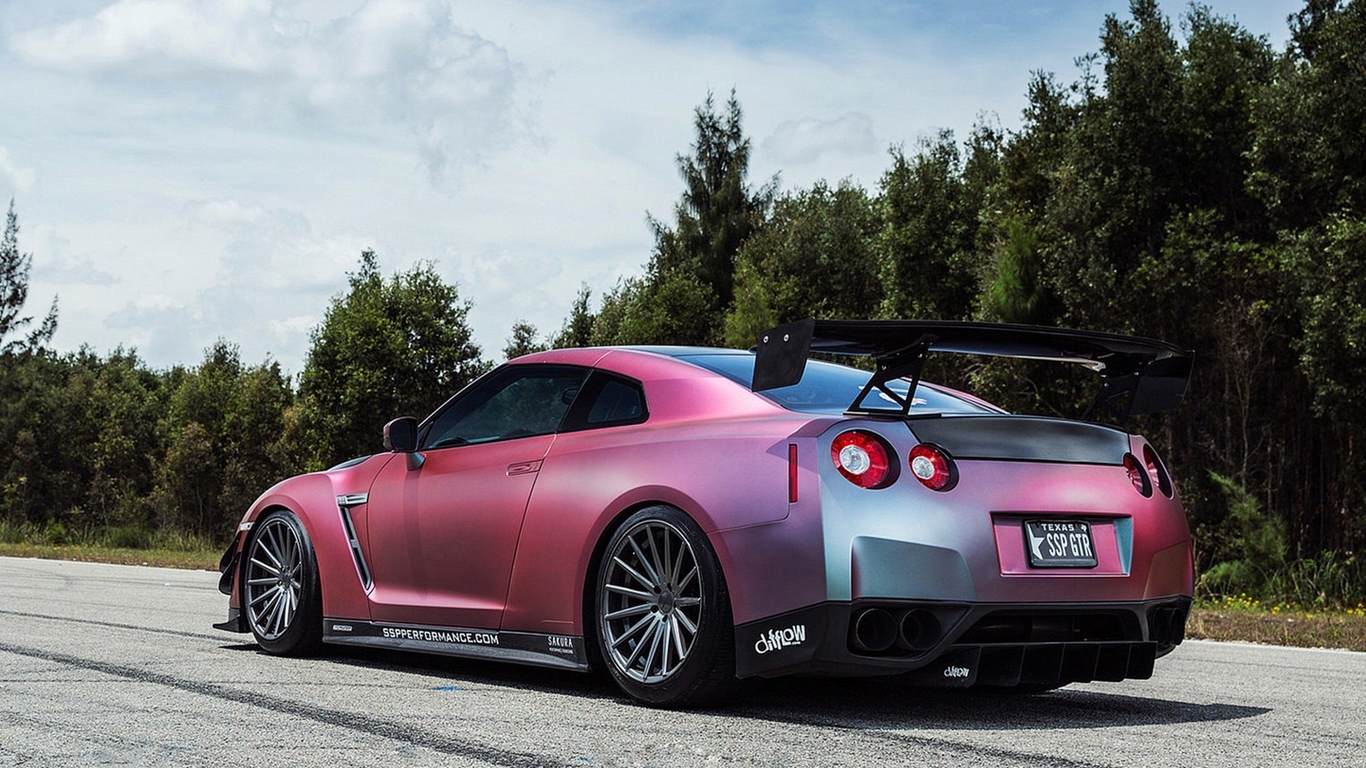 日產GT-R R35改裝車 高清桌面壁紙，駕馭視覺的機械藝術